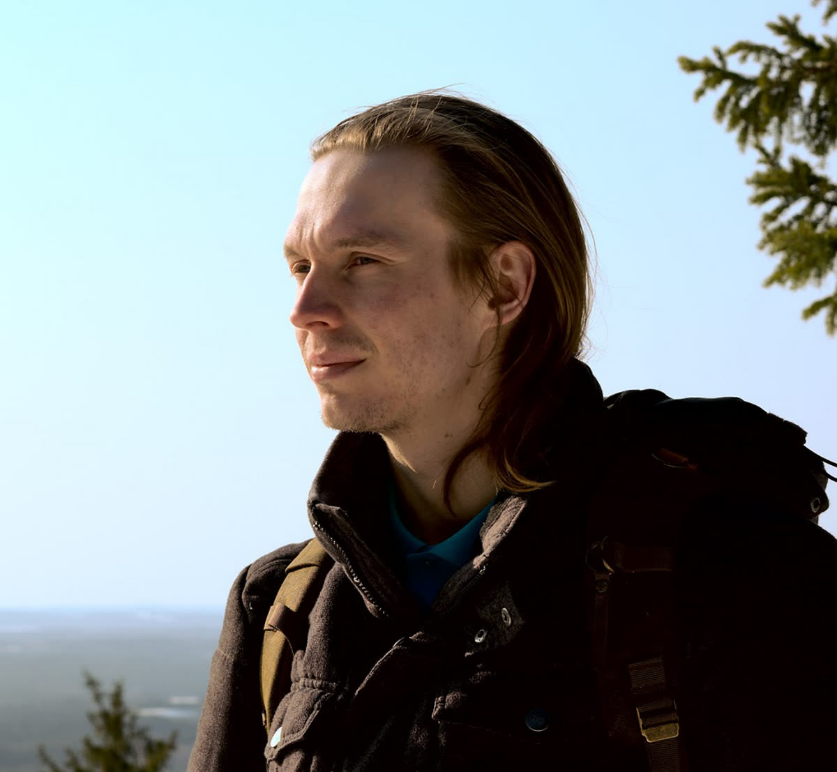 Niko Keurulainen ulkona vaaran laella